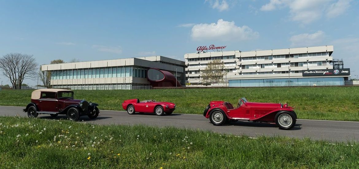 Mille Miglia macht Station am Alfa Romeo Werksmuseum in Arese: Formel-1-Fahrer Marcus Ericsson und Charles Leclerc begrüßen Oldtimer-Teams