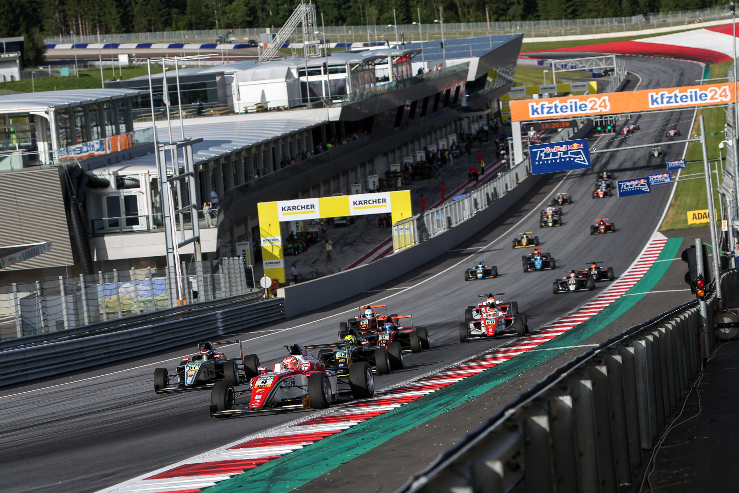 Cooler Champion nach packendem Finale in der ADAC Formel 4 powered by Abarth