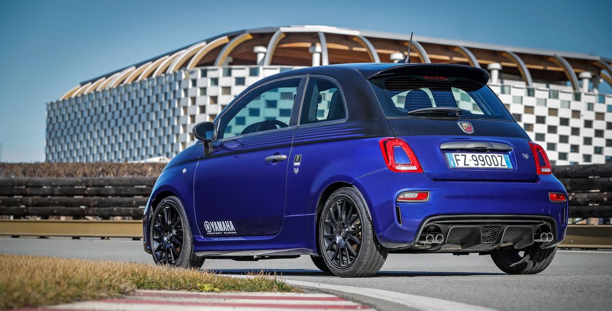 Abarth 595 Scorpioneoro und Abarth 595 Monster Energy Yamaha, die zwei Seelen der Marke Abarth