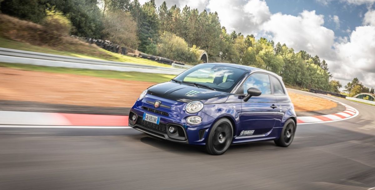 Für Furchtlose: Halloween Abarth 595 Monster Energy Yamaha und 595 Scorpioneoro