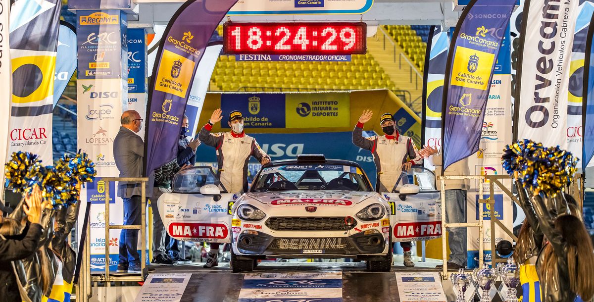 Bei der Rally Islas Canarias feiert der Italiener Andrea Mabellini feiert den Titelgewinn im Abarth Rally Cup