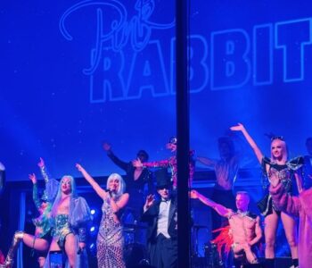 Advertorial über die Pink Rabbit Dinner Show